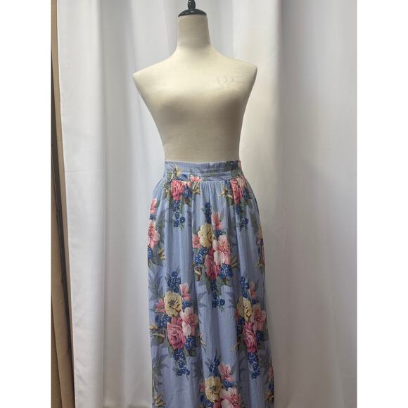 Floral skirt by Michelle Stuart. Comes W/ Pockets! Size M 
Waist 19 Length 32 - Picture 1 of 4
